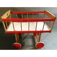 Retro vintage poppenwieg of poppenwagen